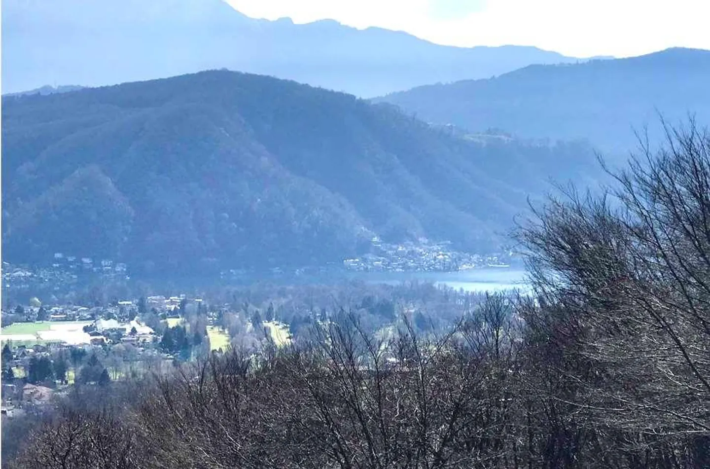 Bella villa di 7,5 stanze con vista lago nel verde - Foto 2 di 13