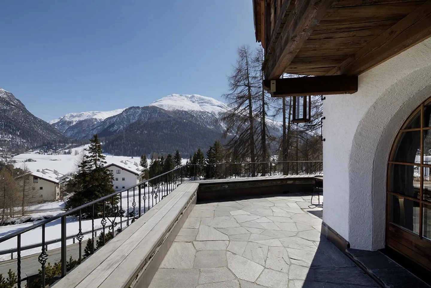 La Punt Chamues-ch: 10-Room Villa with Mountain View and 5 Parking Spaces - Photo 1 of 6