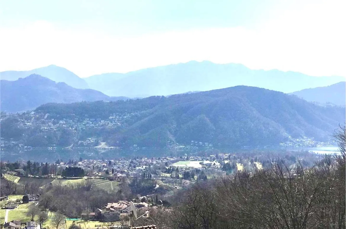 Bella villa di 7,5 stanze con vista lago nel verde - Foto 3 di 13