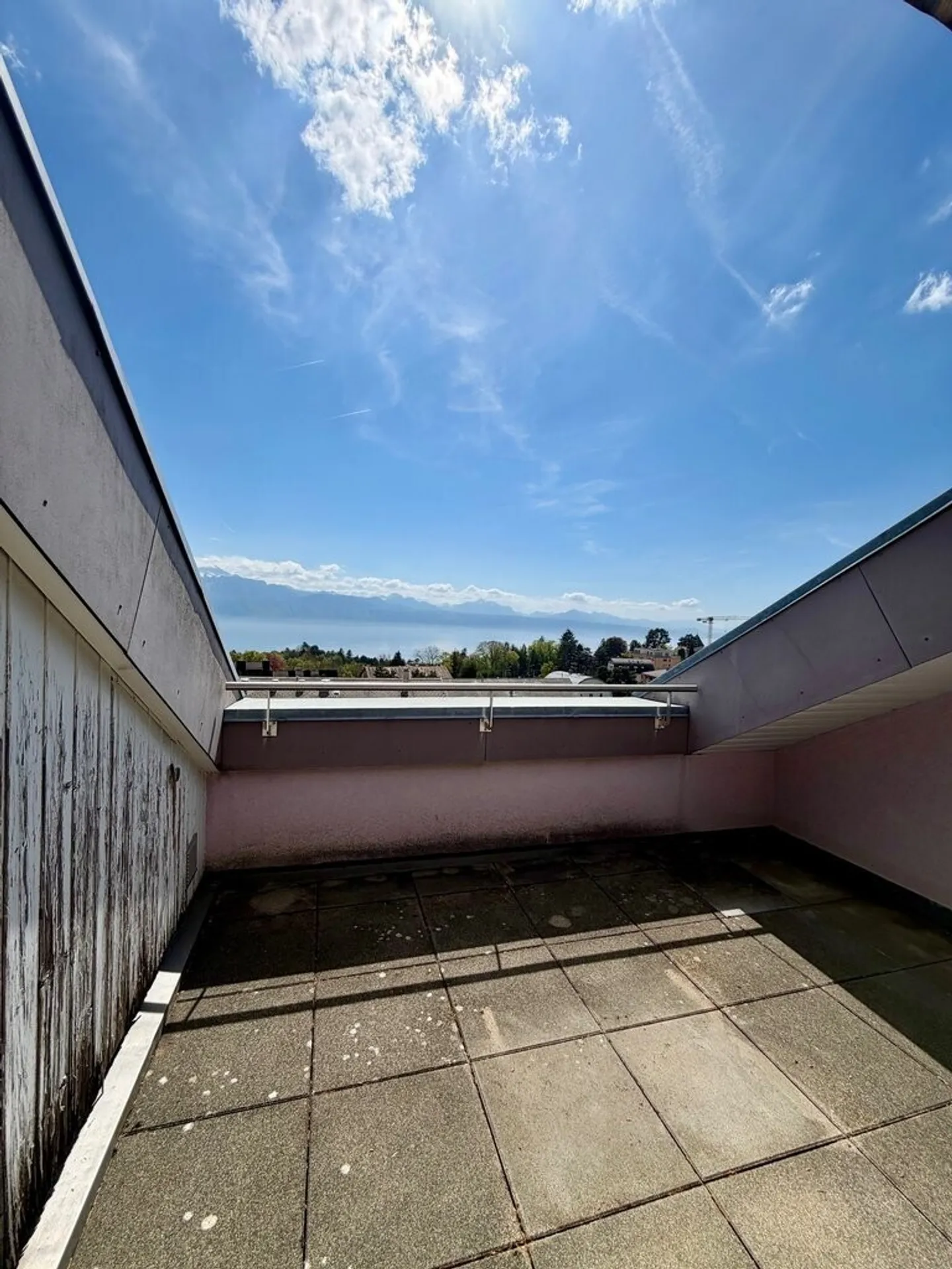 Charmante 2-Zimmer-Penthouse mit freiem Blick und grünem Umfeld - Foto 1 von 5