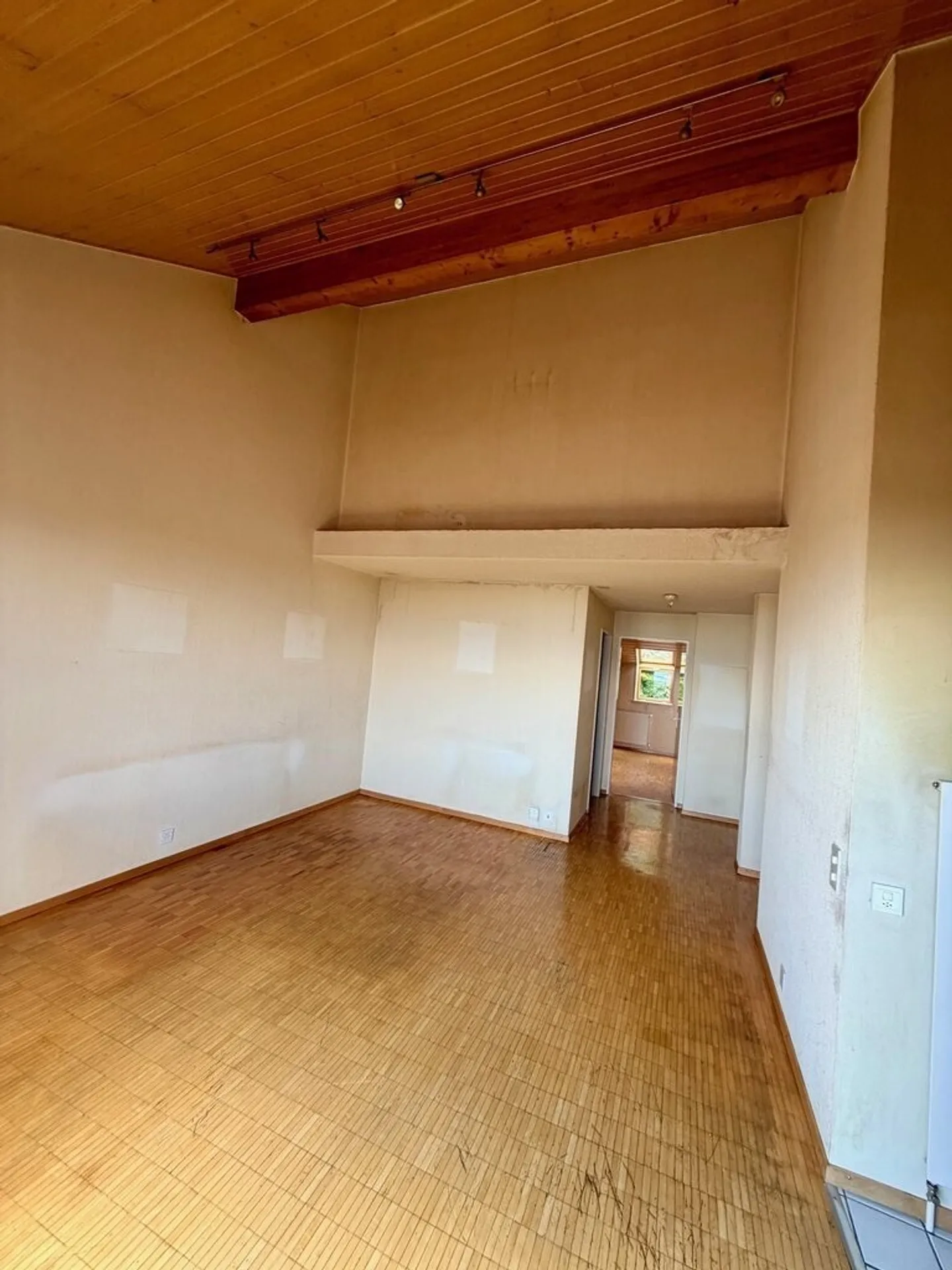 Charmante 2-Zimmer-Penthouse mit freiem Blick und grünem Umfeld - Foto 2 von 5