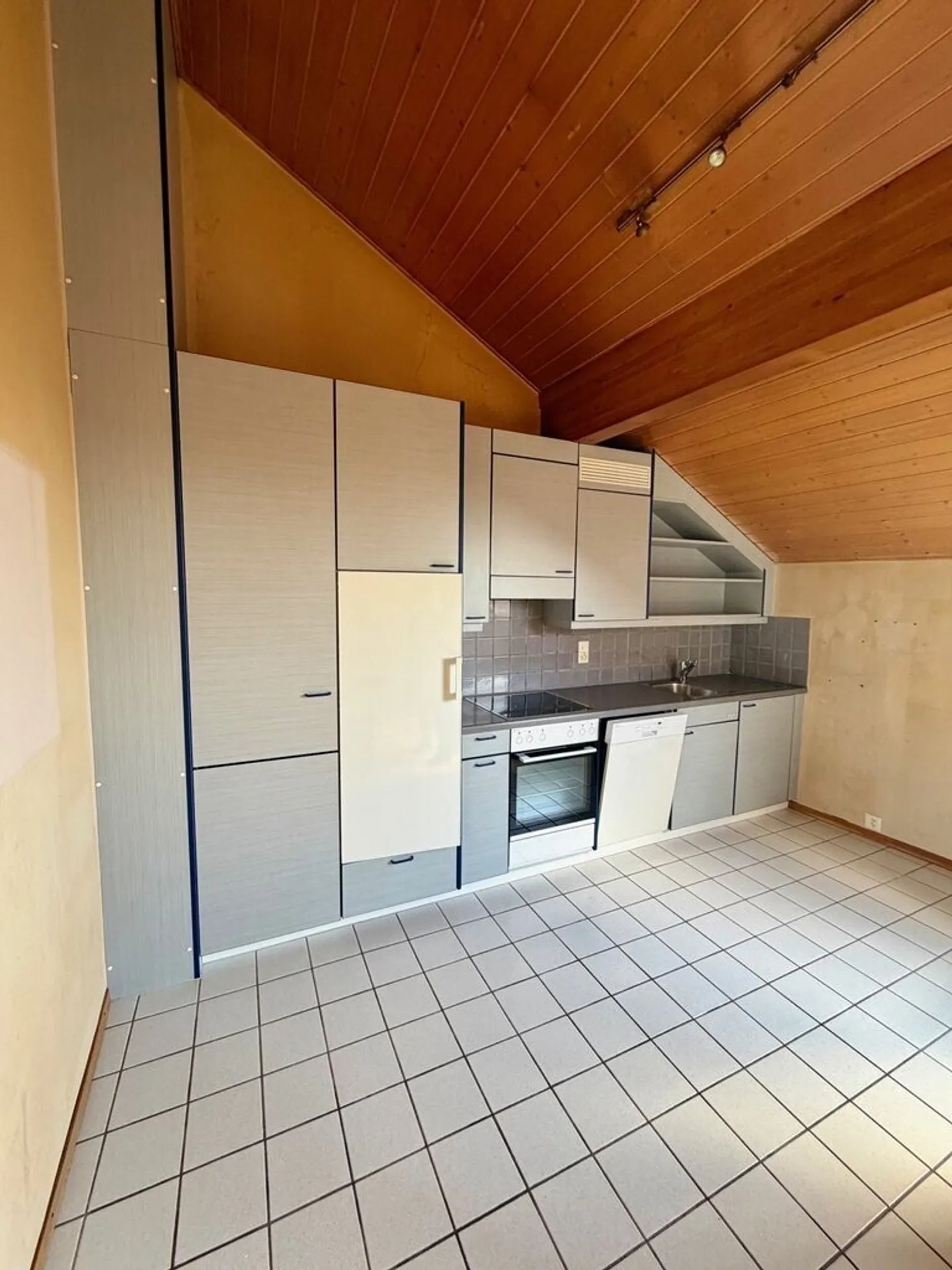 Charmante 2-Zimmer-Penthouse mit freiem Blick und grünem Umfeld - Foto 3 von 5