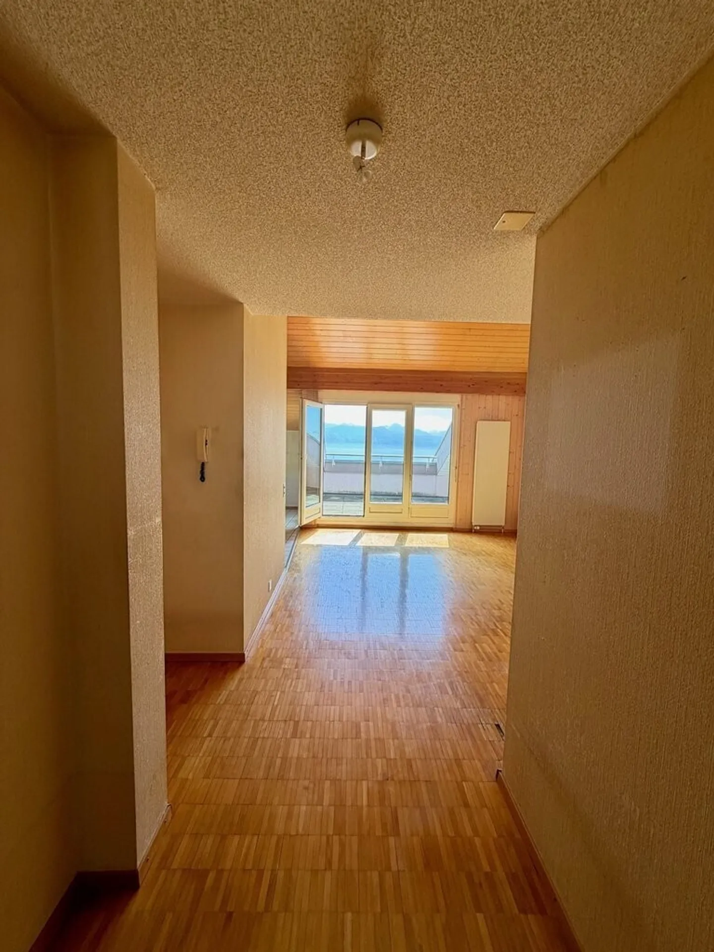 Charmante 2-Zimmer-Penthouse mit freiem Blick und grünem Umfeld - Foto 5 von 5