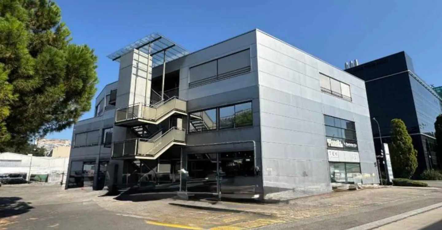 Acacias industrial zone FTI - CHF 365.--m2-an - 105m2 of administrative space - Photo 1 of 3