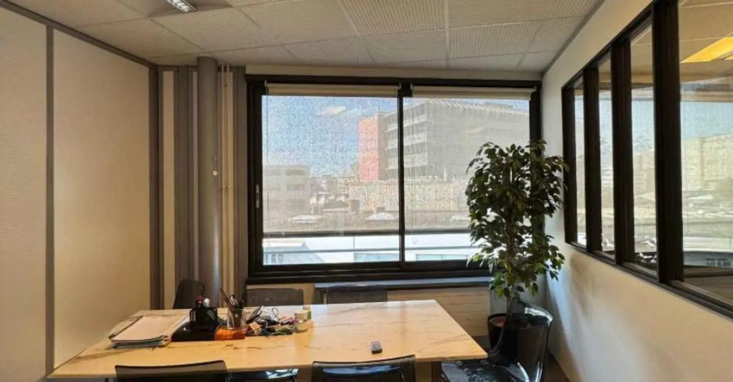 Acacias industrial zone FTI - CHF 365.--m2-an - 105m2 of administrative space - Photo 2 of 3