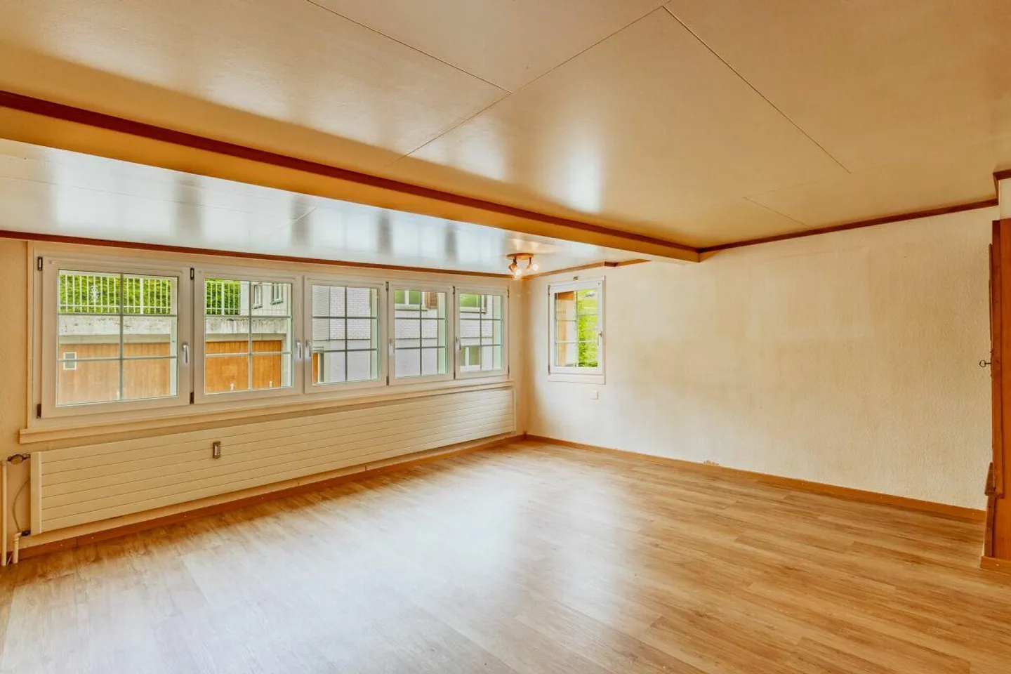 Spacious 6.5-room single-family house with versatile space offerings - Photo 3 of 14