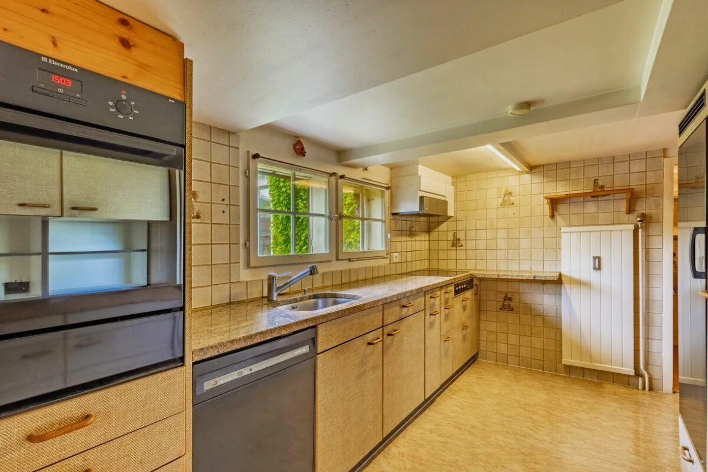 Spacious 6.5-room single-family house with versatile space offerings - Photo 4 of 14