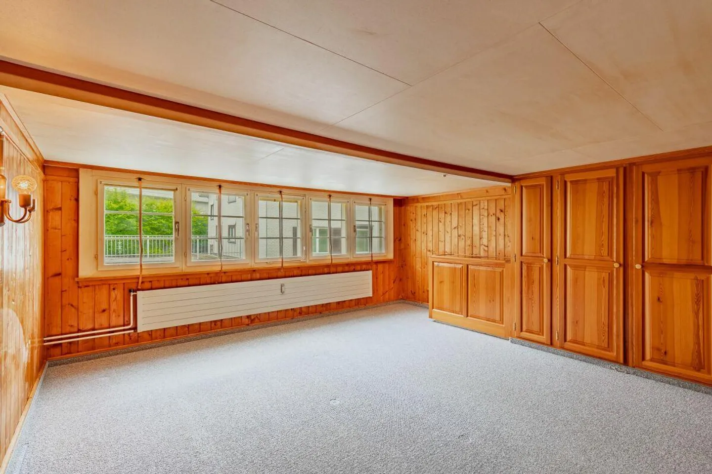 Spacious 6.5-room single-family house with versatile space offerings - Photo 5 of 14