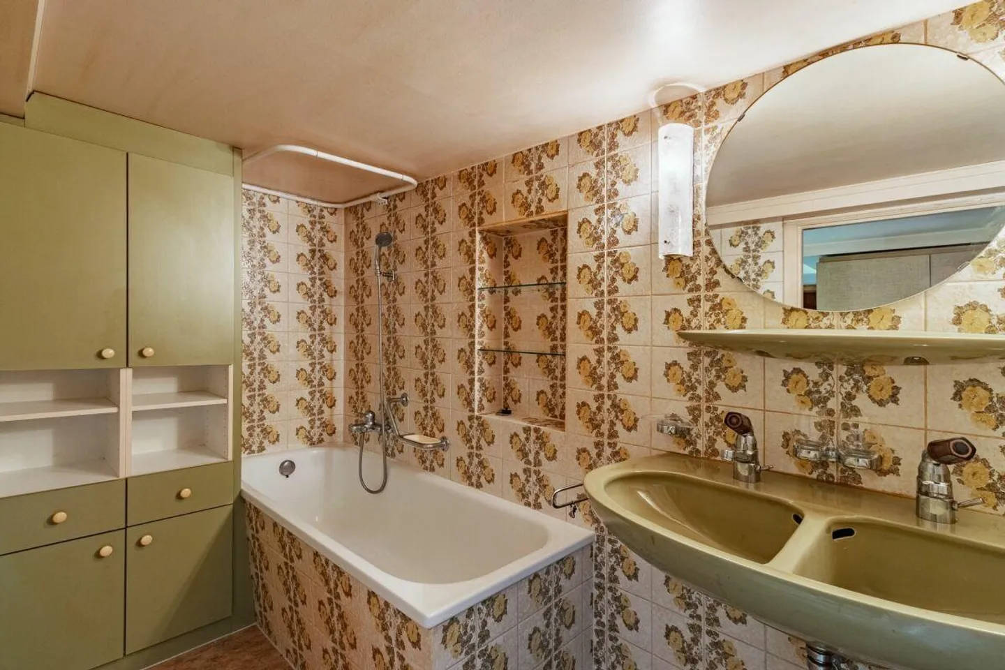 Spacious 6.5-room single-family house with versatile space offerings - Photo 10 of 14
