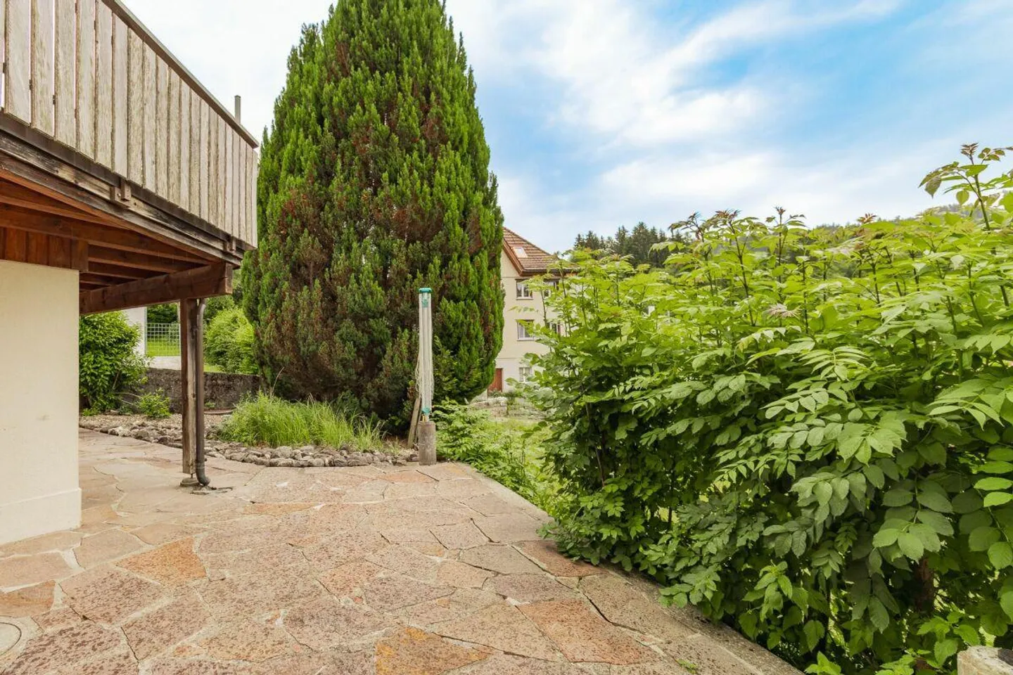 Spacious 6.5-room single-family house with versatile space offerings - Photo 12 of 14