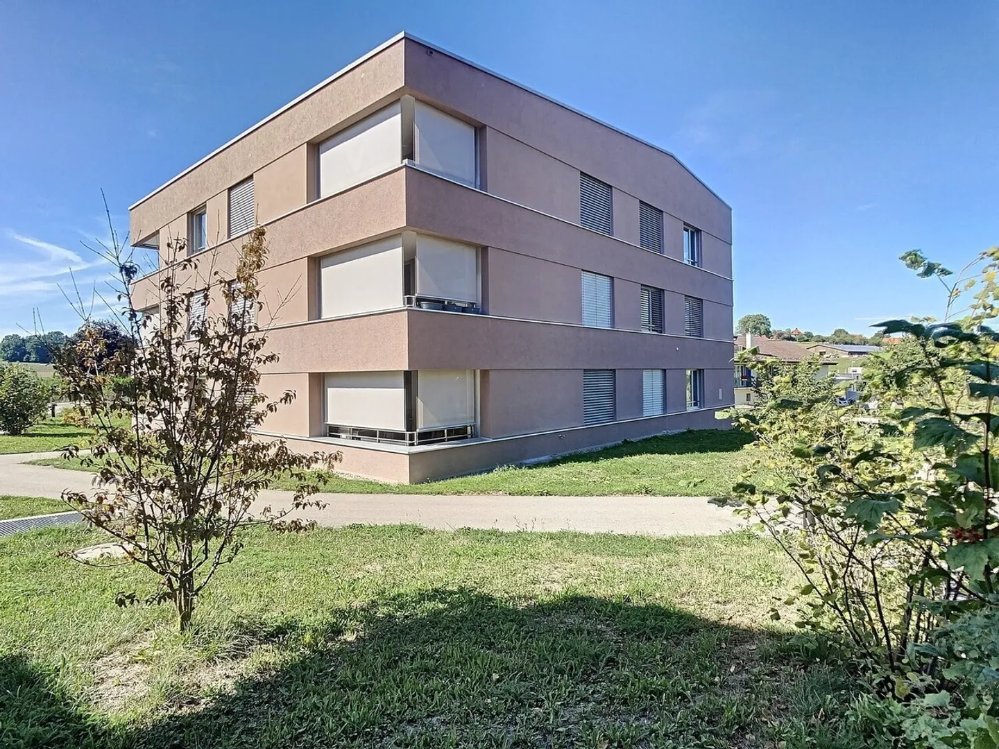 MAGNIFICO APPARTAMENTO in un edificio del 2018 in un contesto verde - Foto 2 di 3