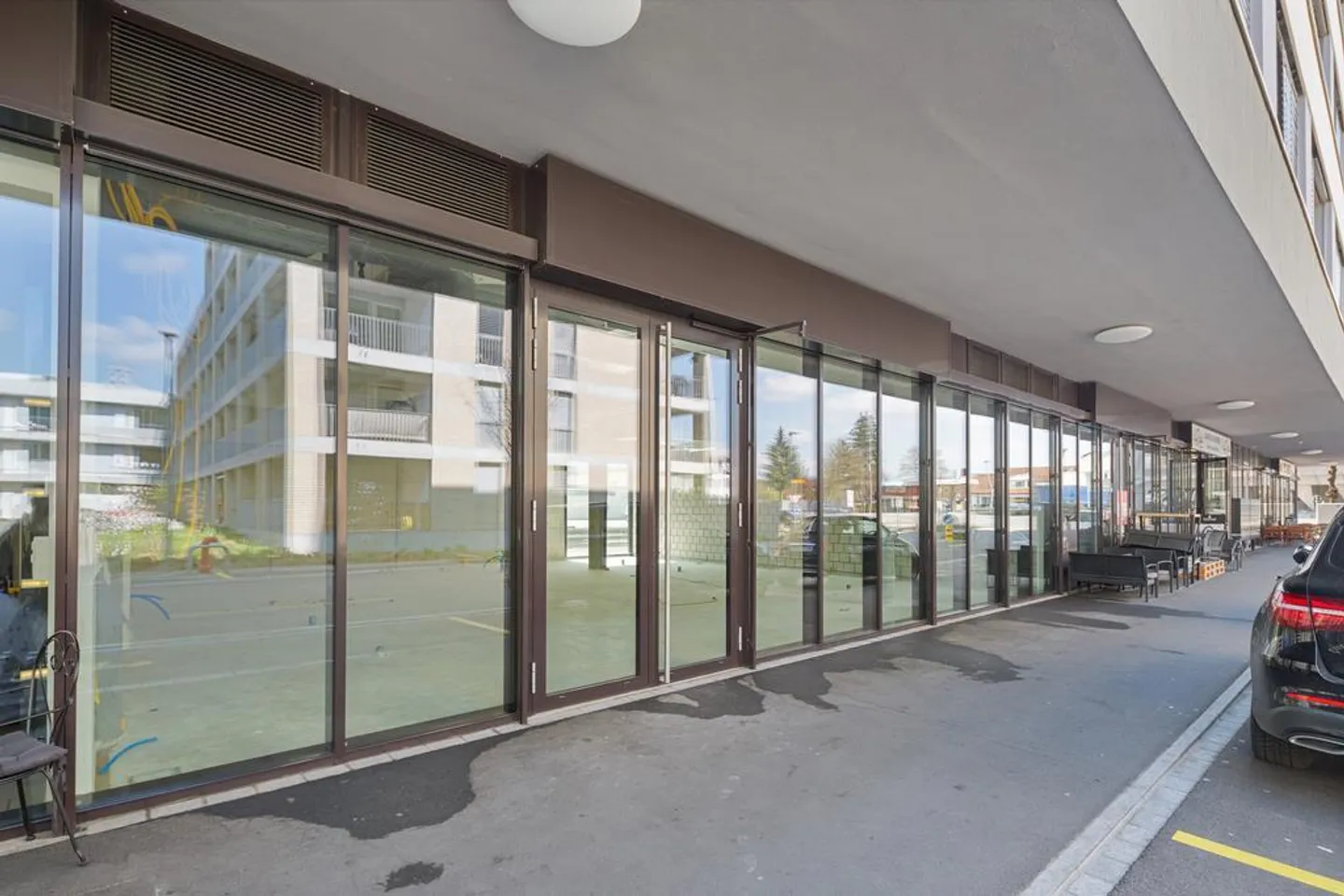 Great commercial space directly at the train station - Photo 9 of 9