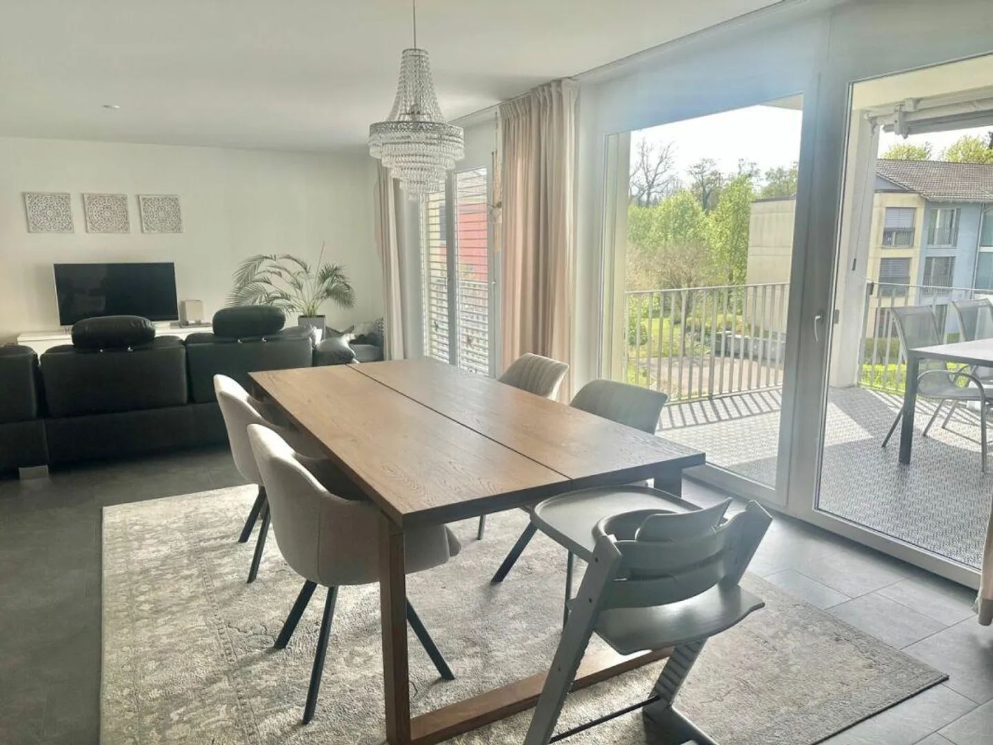 Appartement 4.5 pièces, 2ème étage dans un emplacement calme - Photo 2 sur 8