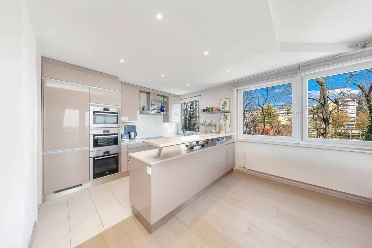 Appartement rénové de 5.5 pièces avec vue panoramique sur le lac - Photo 1 of 8