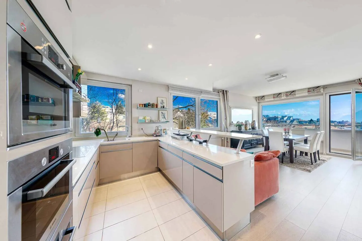 Appartement rénové de 5.5 pièces avec vue panoramique sur le lac - Photo 2 of 8