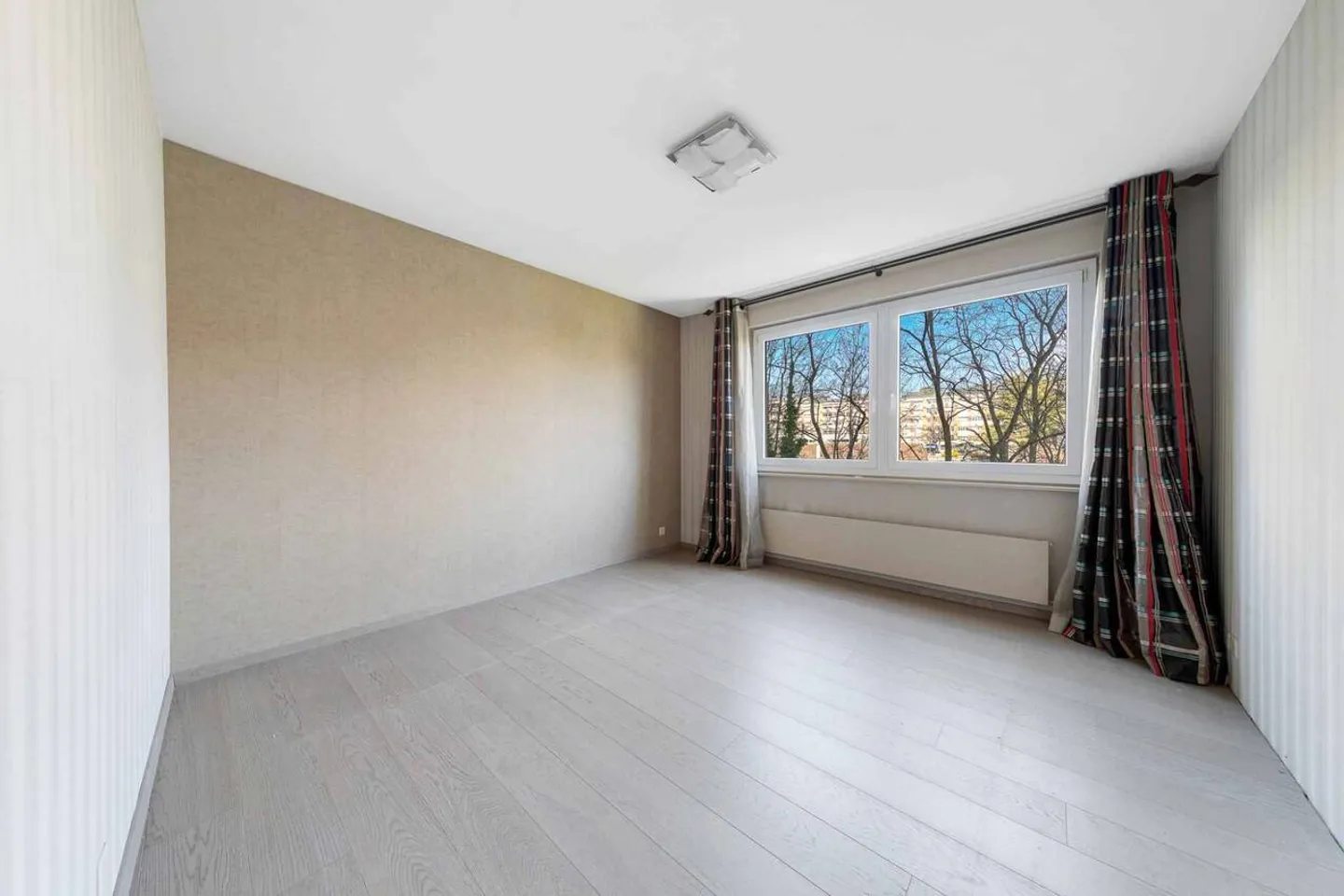 Appartement rénové de 5.5 pièces avec vue panoramique sur le lac - Photo 6 of 8