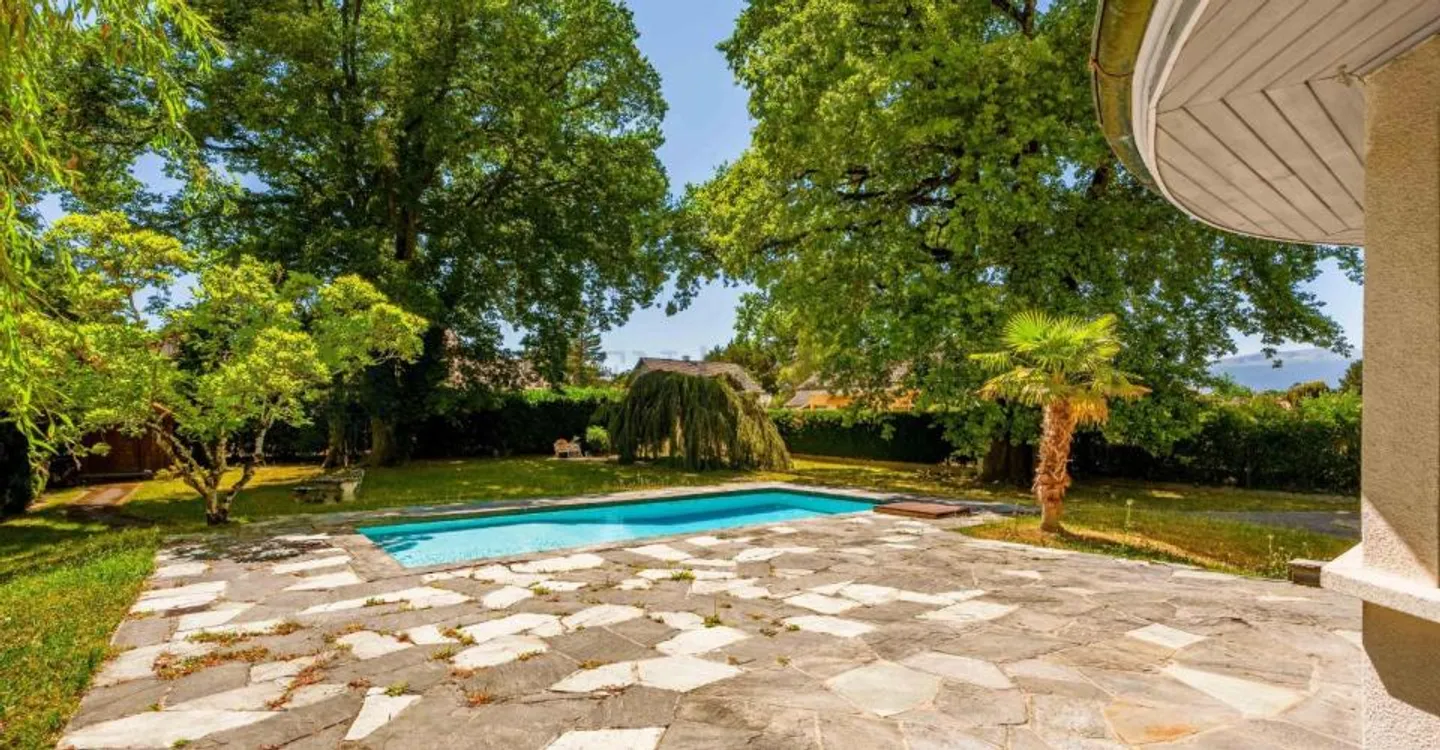 Prächtige individuelle Villa mit großem Garten - Foto 2 von 11