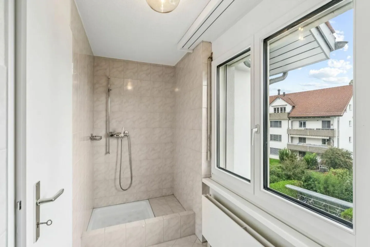 Appartement 4.5 pièces avec balcon dans un emplacement calme - Photo 5 sur 10