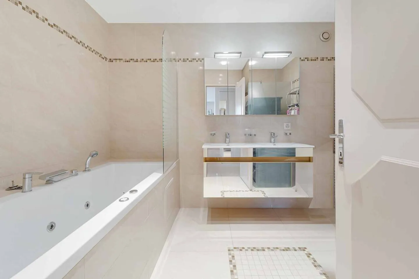 Appartement rénové de 5.5 pièces avec vue panoramique sur le lac - Photo 7 of 8