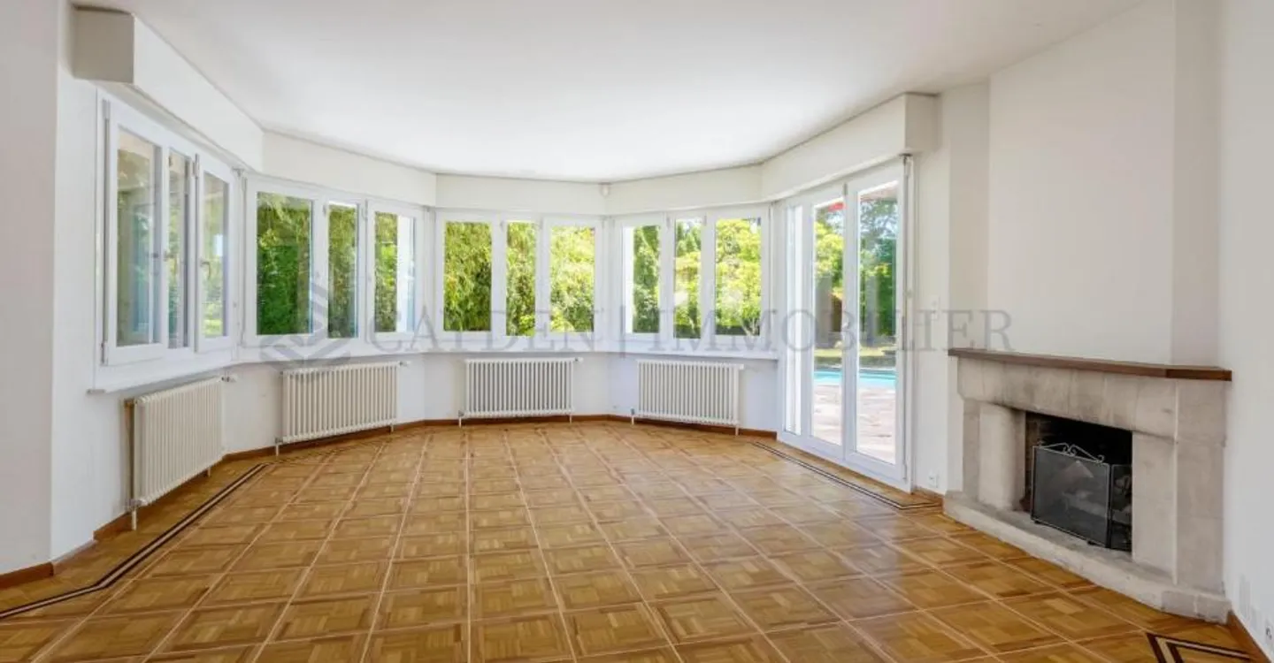 Prächtige individuelle Villa mit großem Garten - Foto 3 von 11
