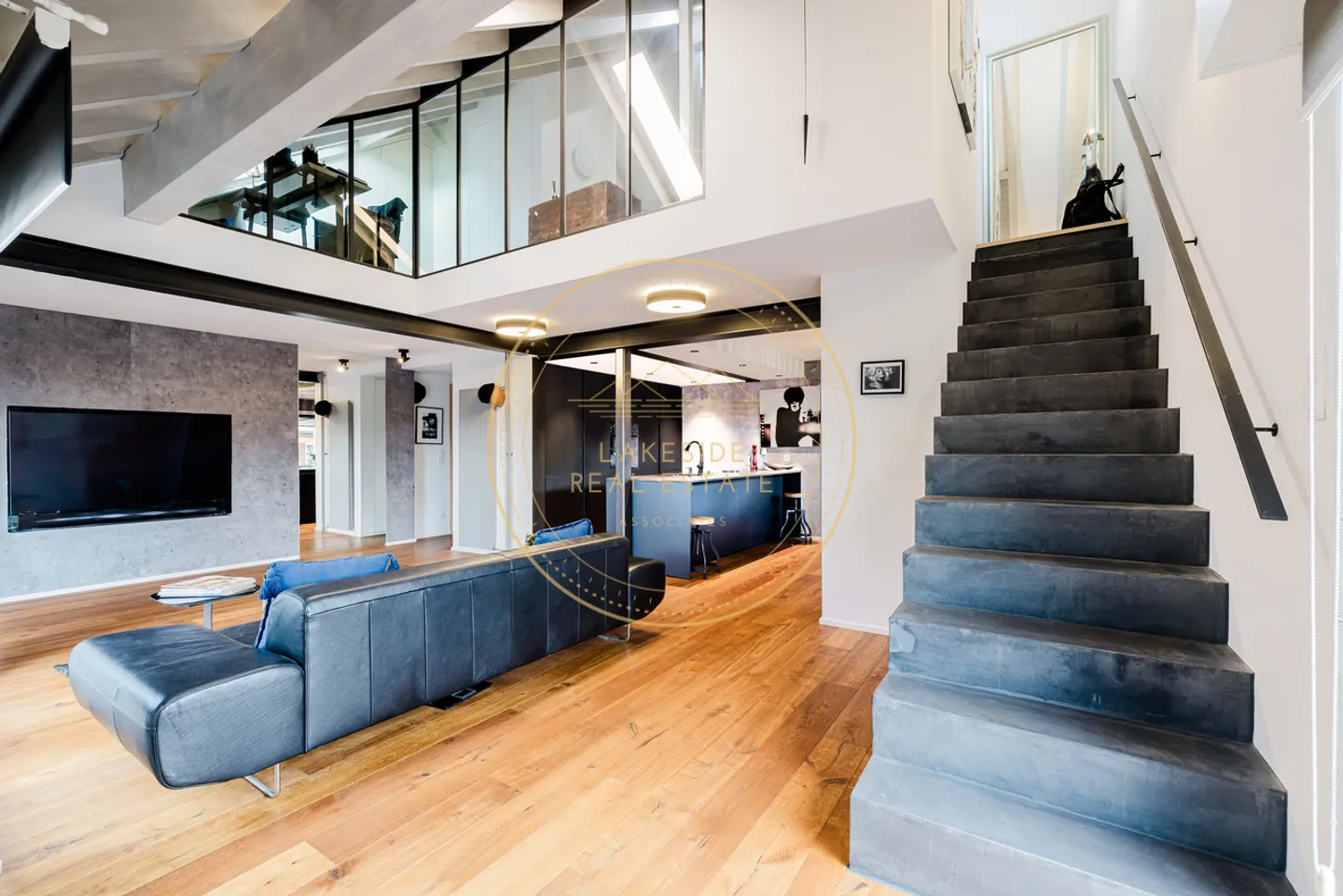 Incantevole appartamento duplex di 5,5 locali completamente ristrutturato a Eysins - Foto 1 di 3