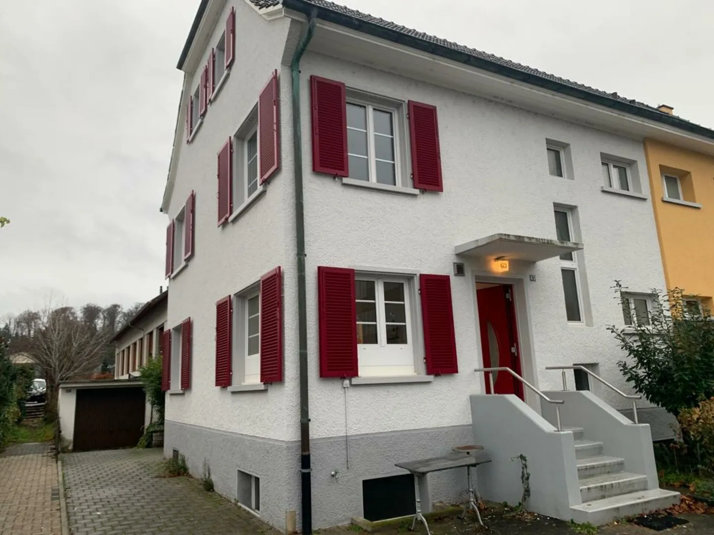 Maison jumelée de 6 pièces récemment rénovée avec places de parking, terrasse et jardin - Photo 1 sur 11