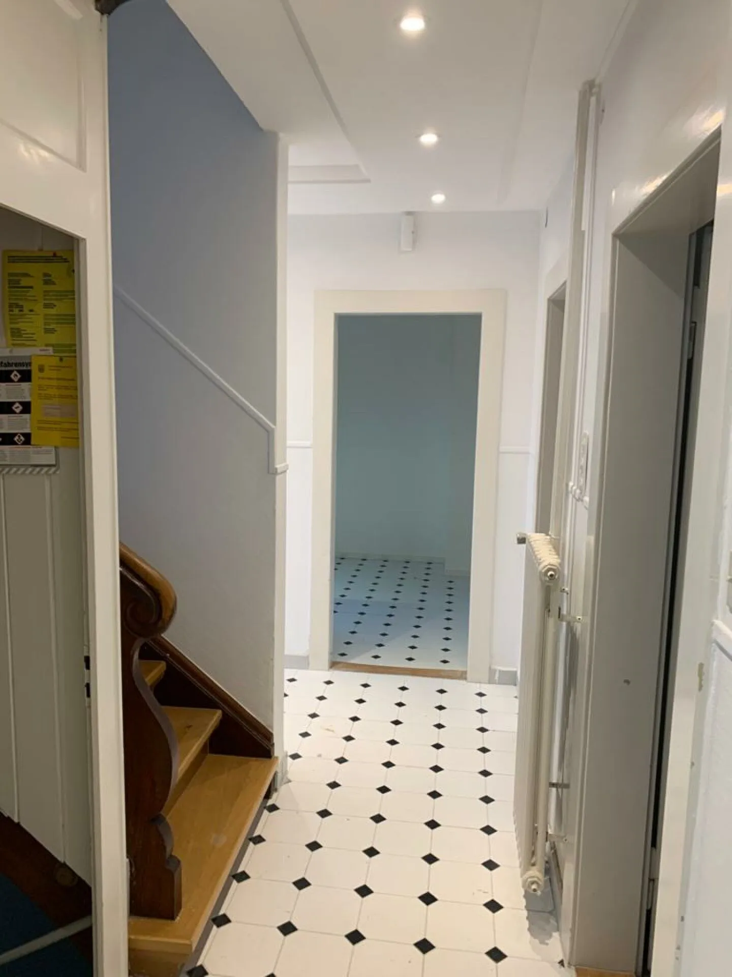 Maison jumelée de 6 pièces récemment rénovée avec places de parking, terrasse et jardin - Photo 2 sur 11