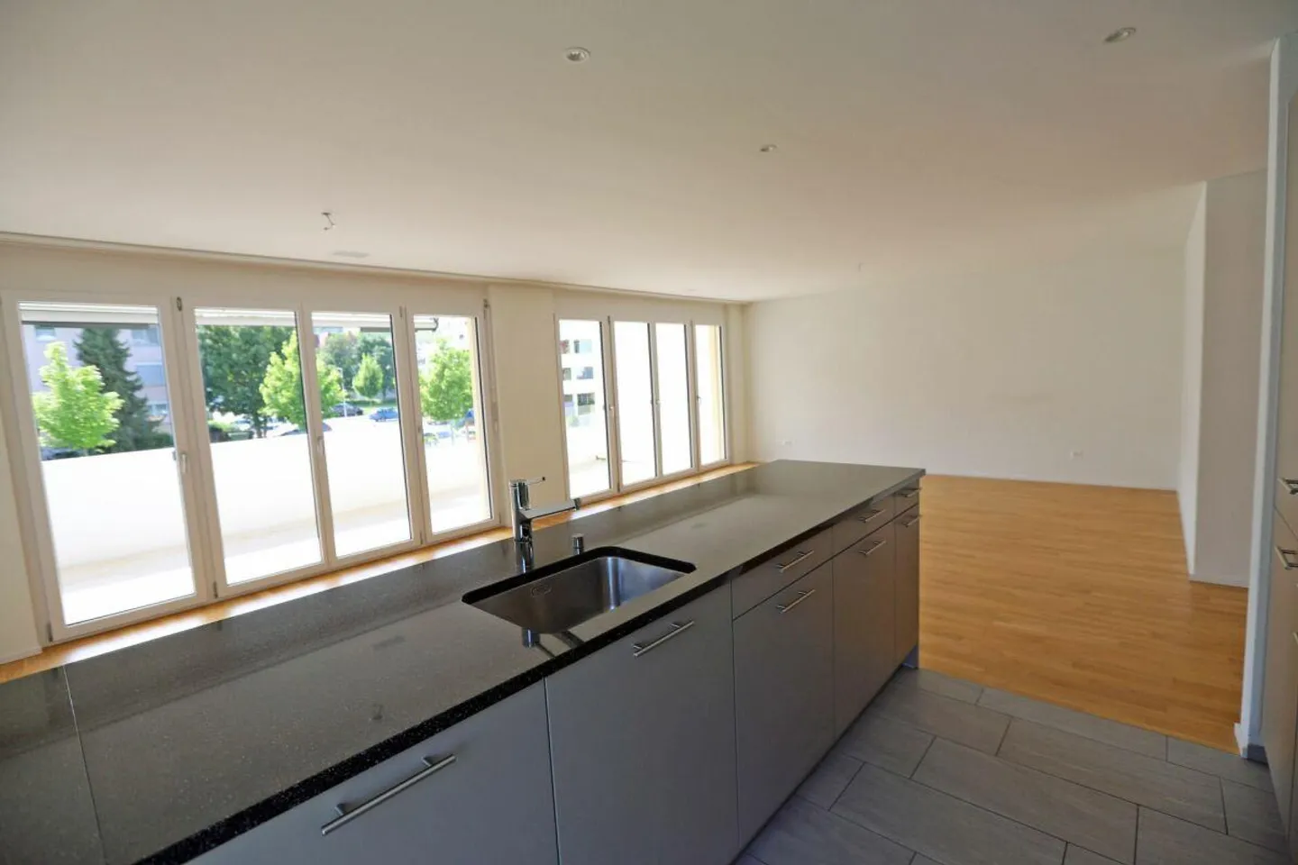 Spacious 4.5 room apartment in a family-friendly neighborhood! - Photo 4 of 13