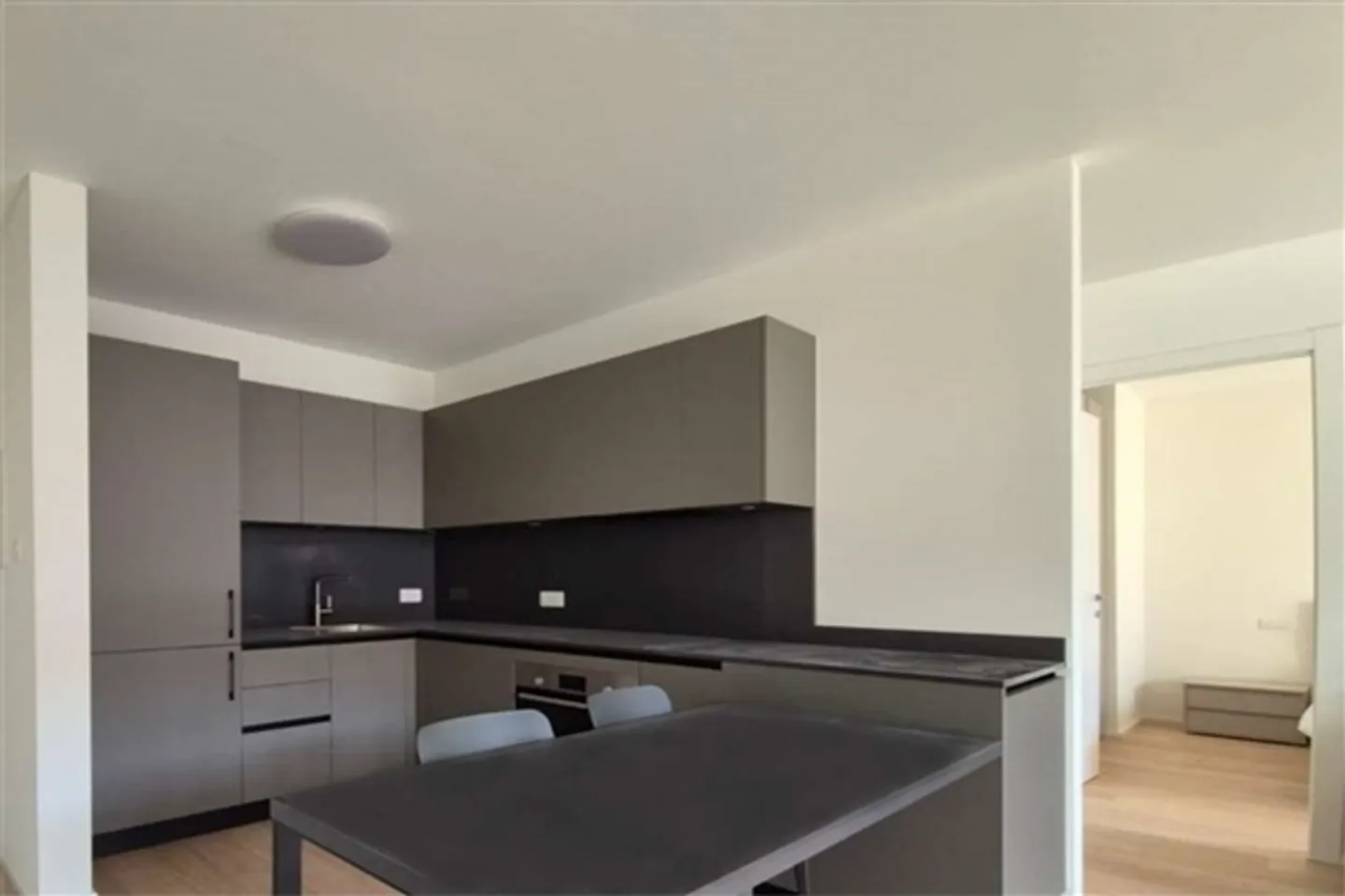 Chiasso 2.5 New Rooms in a Prestigious Area - Photo 1 of 7