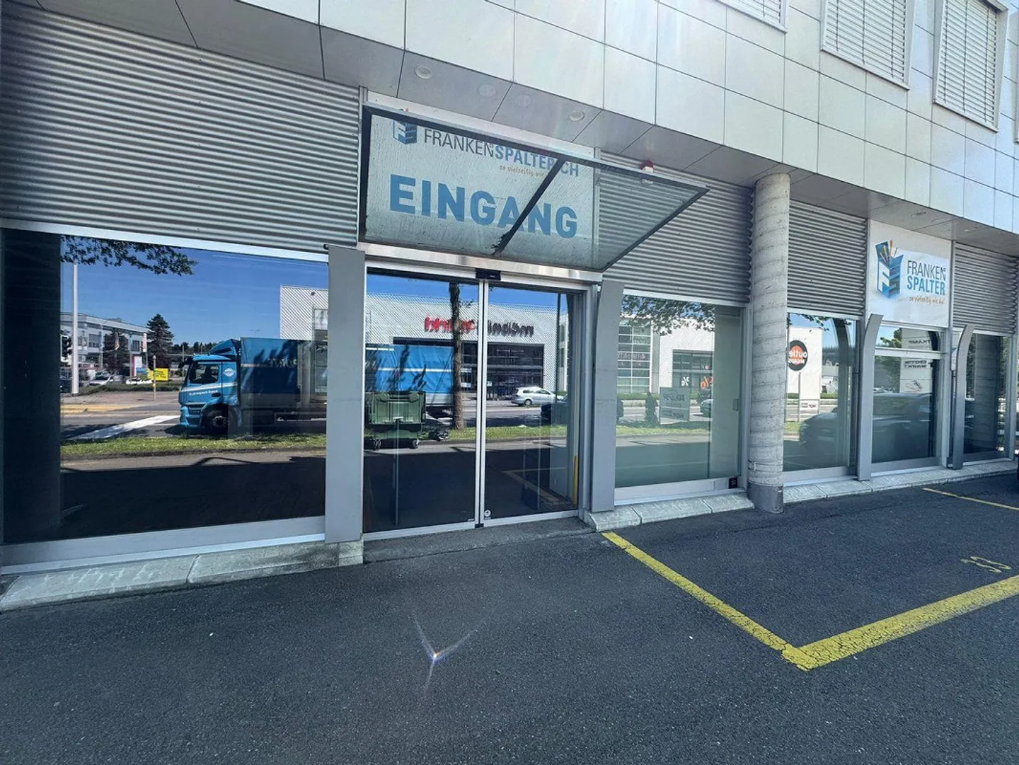 Espace de vente attrayant dans le centre animé de Dierikon, directement sur l'autoroute - Photo 2 sur 13