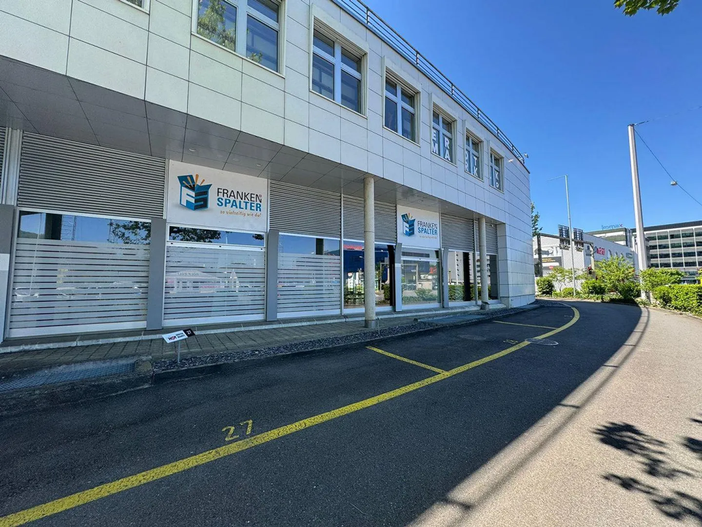 Espace de vente attrayant dans le centre animé de Dierikon, directement sur l'autoroute - Photo 3 sur 13