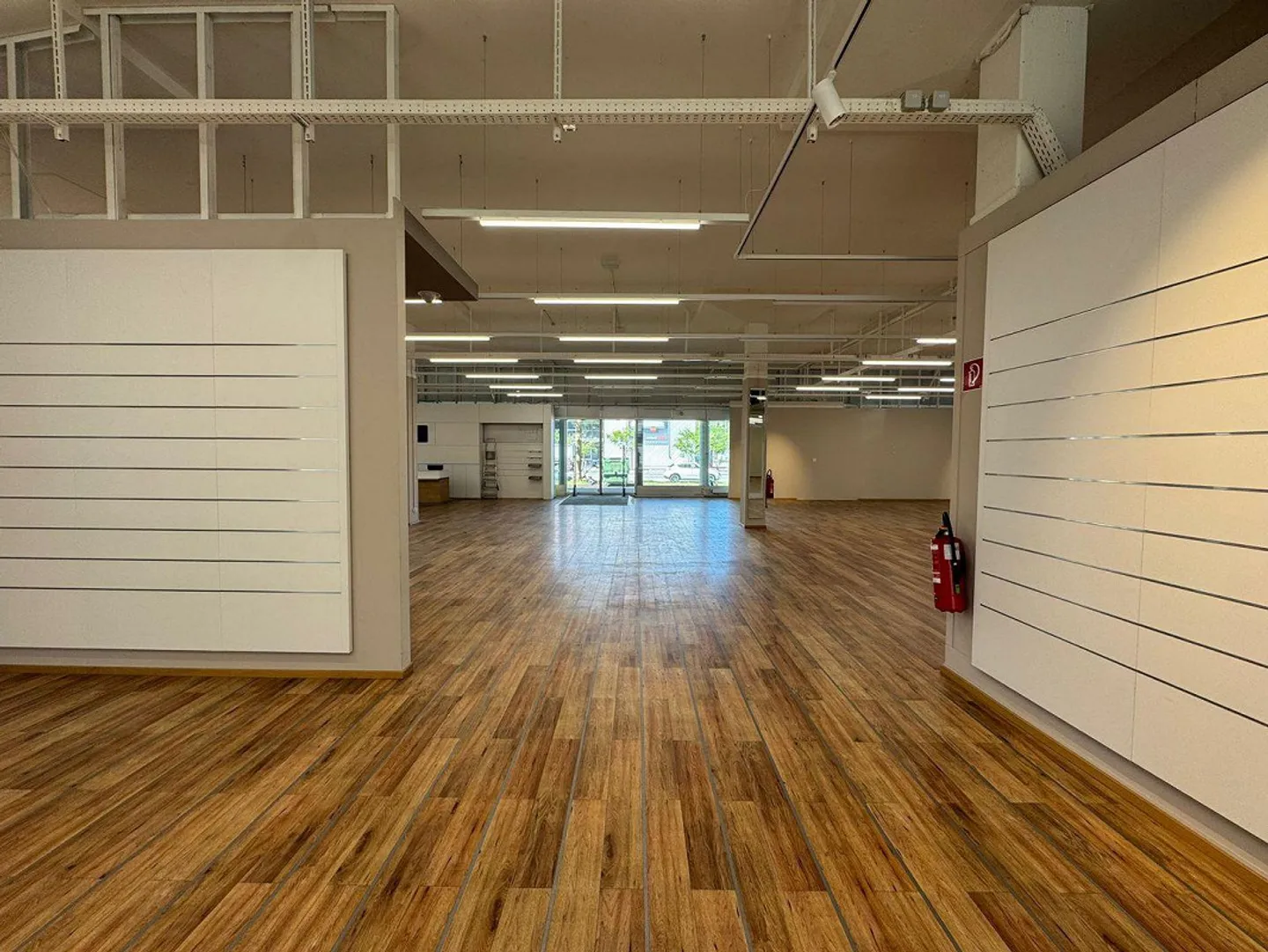 Espace de vente attrayant dans le centre animé de Dierikon, directement sur l'autoroute - Photo 6 sur 13