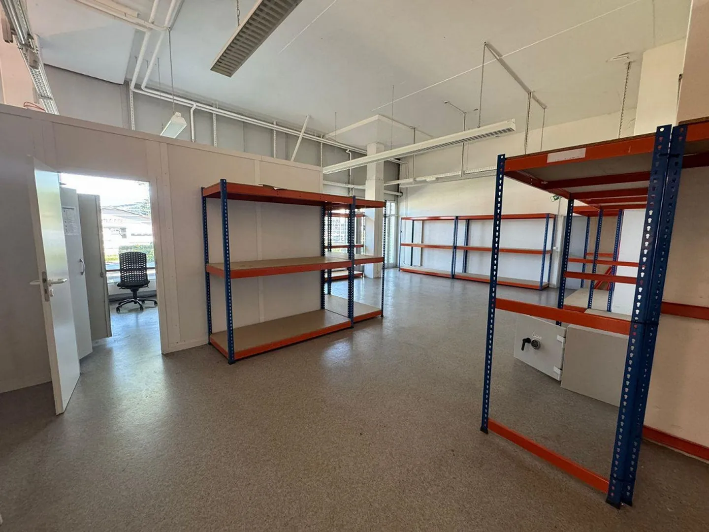 Espace de vente attrayant dans le centre animé de Dierikon, directement sur l'autoroute - Photo 9 sur 13