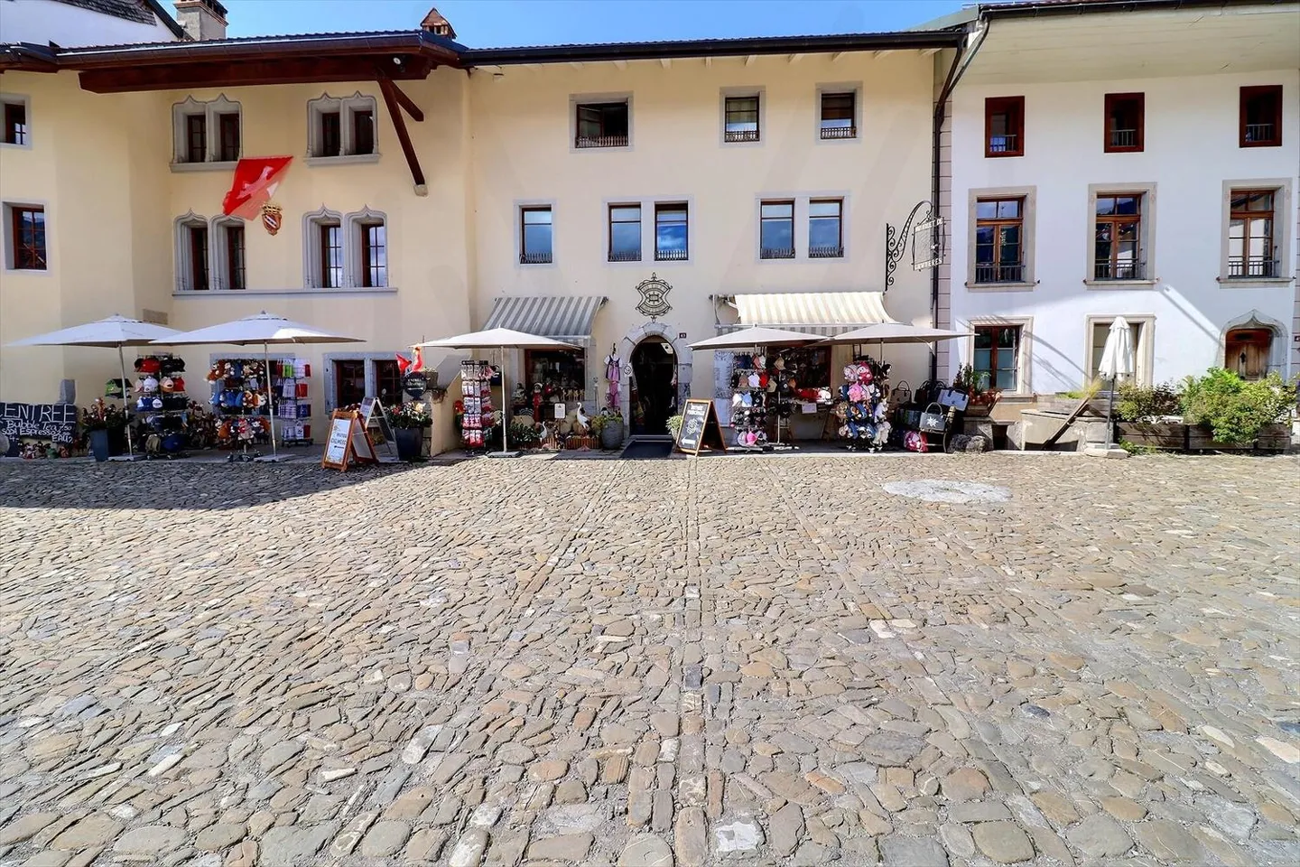 Magnificent historic building from the 15th century with commercial space and apartments - Photo 1 of 13