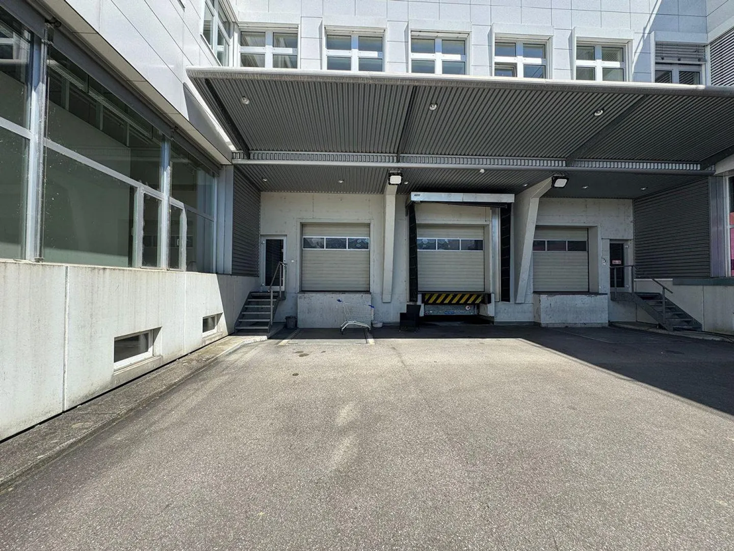 Espace de vente attrayant dans le centre animé de Dierikon, directement sur l'autoroute - Photo 10 sur 13