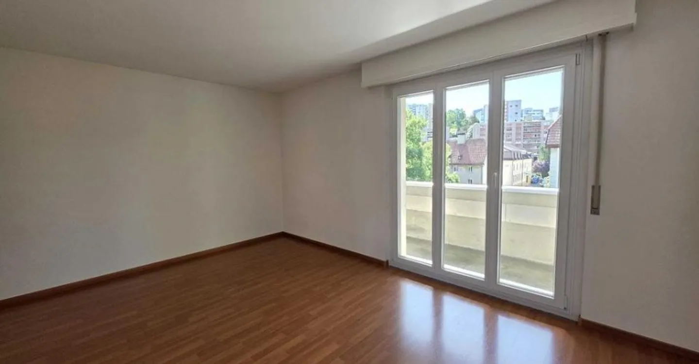 NICE 3-ROOM APARTMENT - Photo 1 of 8