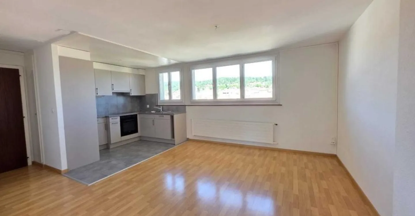NICE 3-ROOM APARTMENT - Photo 2 of 8