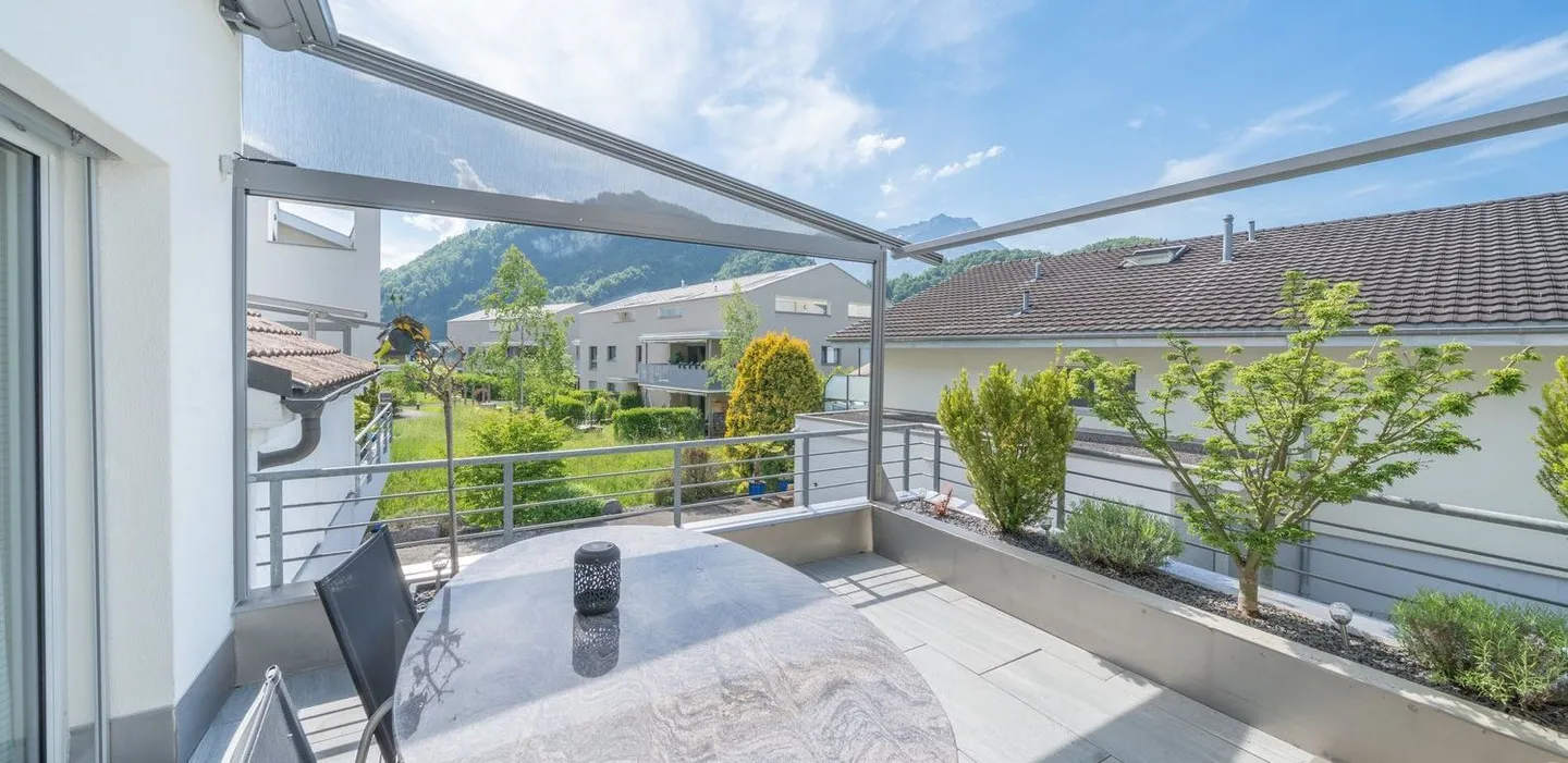 Modern and well-maintained - Attractive family house in a popular residential area - Photo 1 of 9