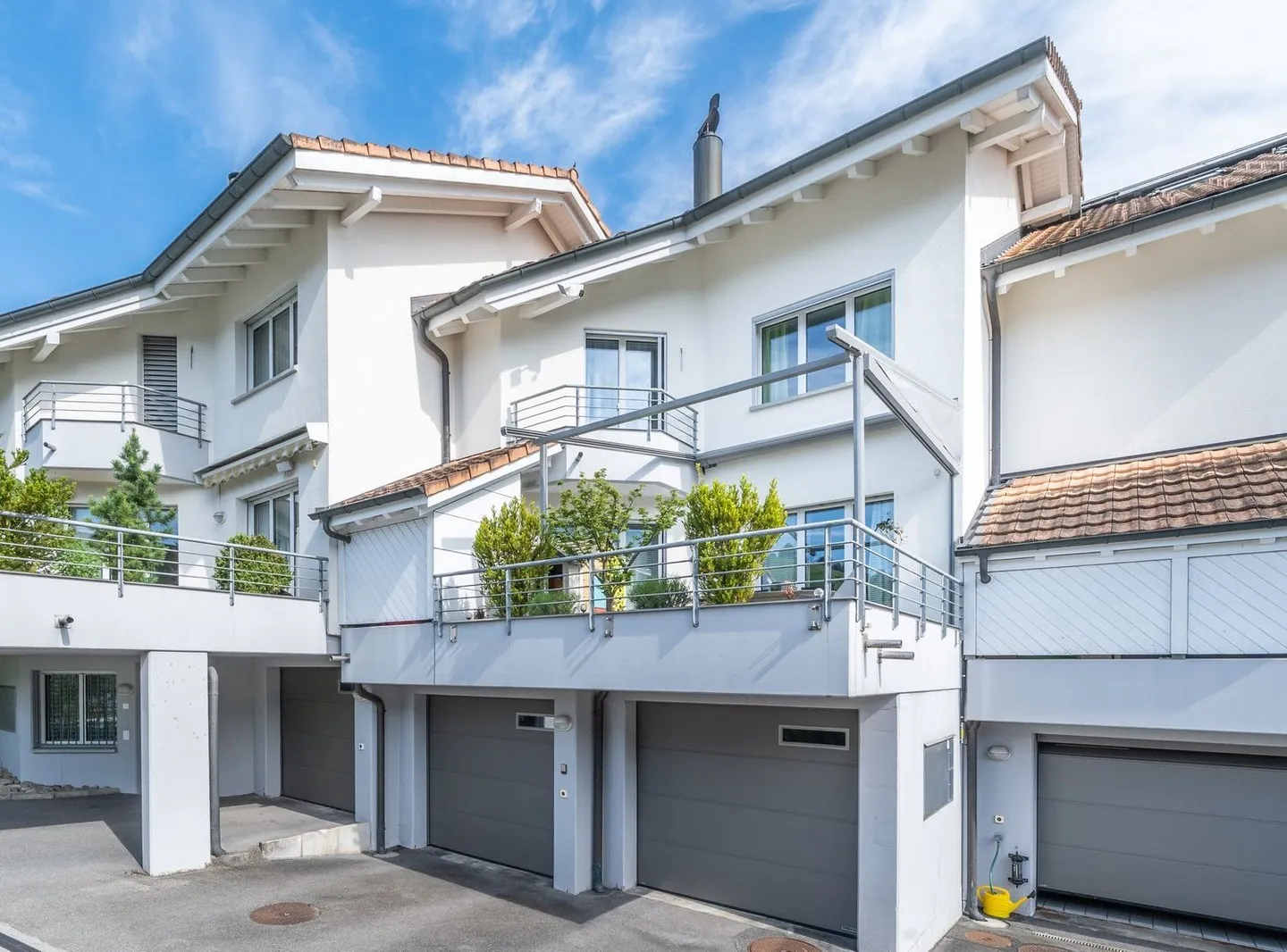 Modern and well-maintained - Attractive family house in a popular residential area - Photo 2 of 9