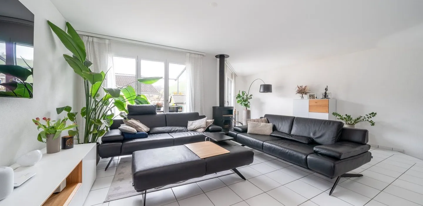 Modern and well-maintained - Attractive family house in a popular residential area - Photo 3 of 9