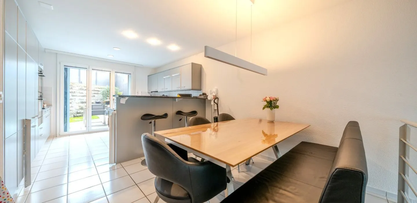 Modern and well-maintained - Attractive family house in a popular residential area - Photo 4 of 9