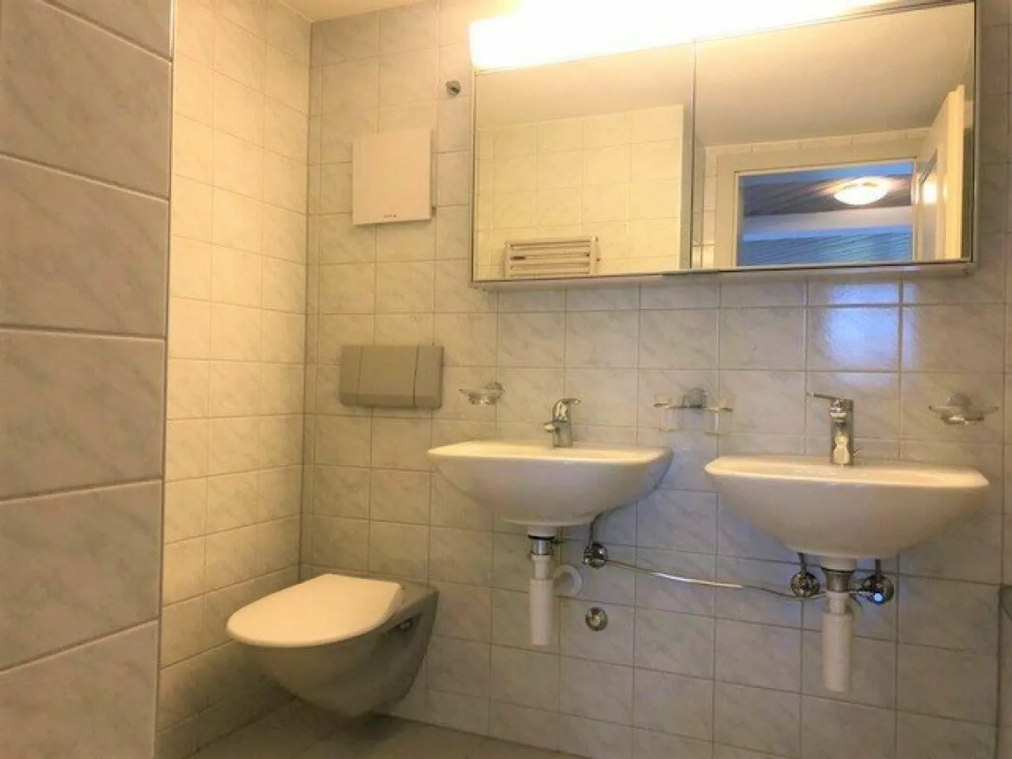 Ampio appartamento di 2 stanze con balcone in affitto - Foto 4 di 4