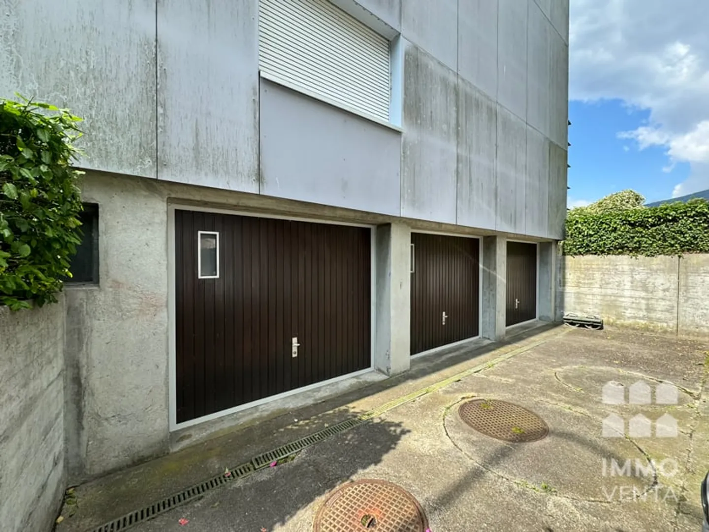 Garage box with electricity and water connection for rent - Photo 1 of 2