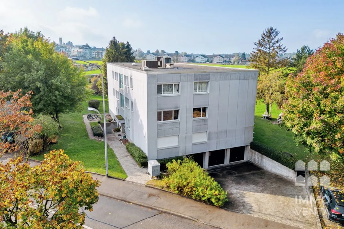 Garage box with electricity and water connection for rent - Photo 2 of 2