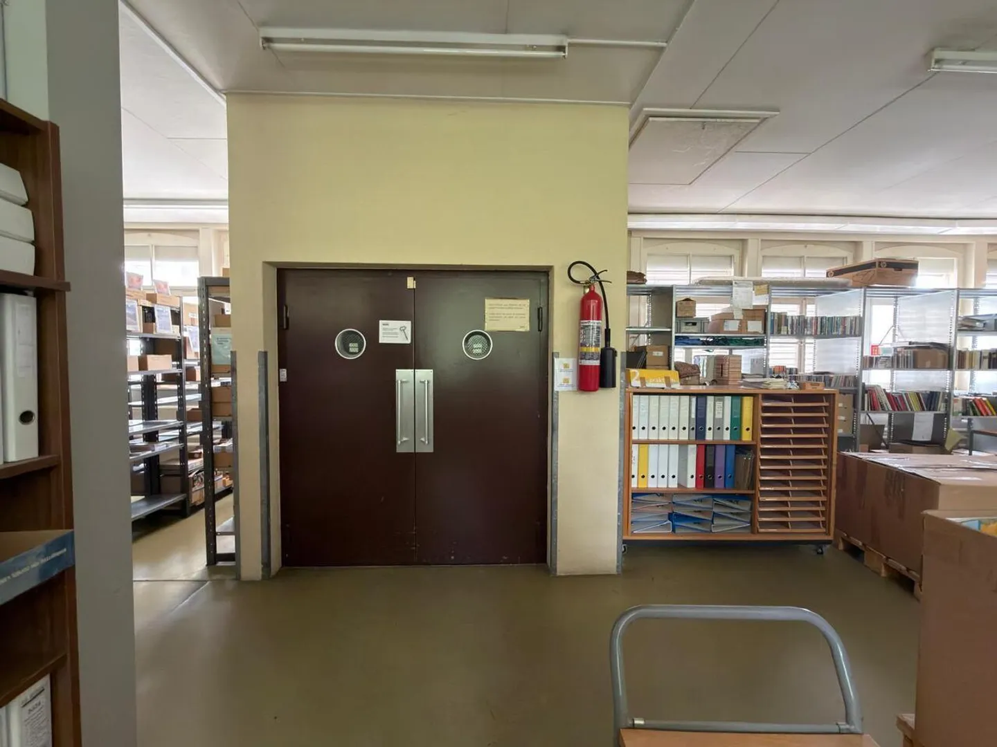À louer : Local commercial au 1er étage avec surfaces d'archives au sous-sol et 2 places de parc extérieures - Photo 10 sur 15