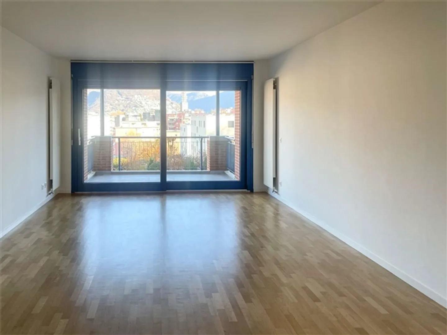 Elegante 4,5-Zimmer-Wohnung renoviert mit Terrasse in Breganzona - Foto 3 von 12
