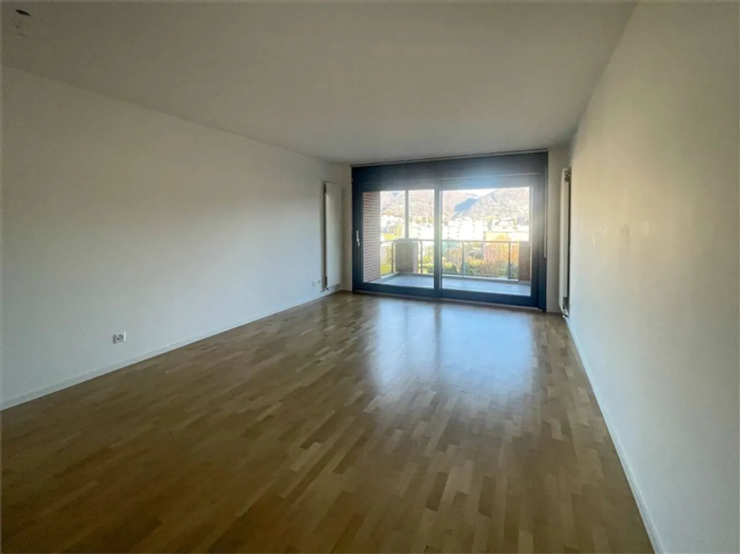 Elegante 4,5-Zimmer-Wohnung renoviert mit Terrasse in Breganzona - Foto 4 von 12
