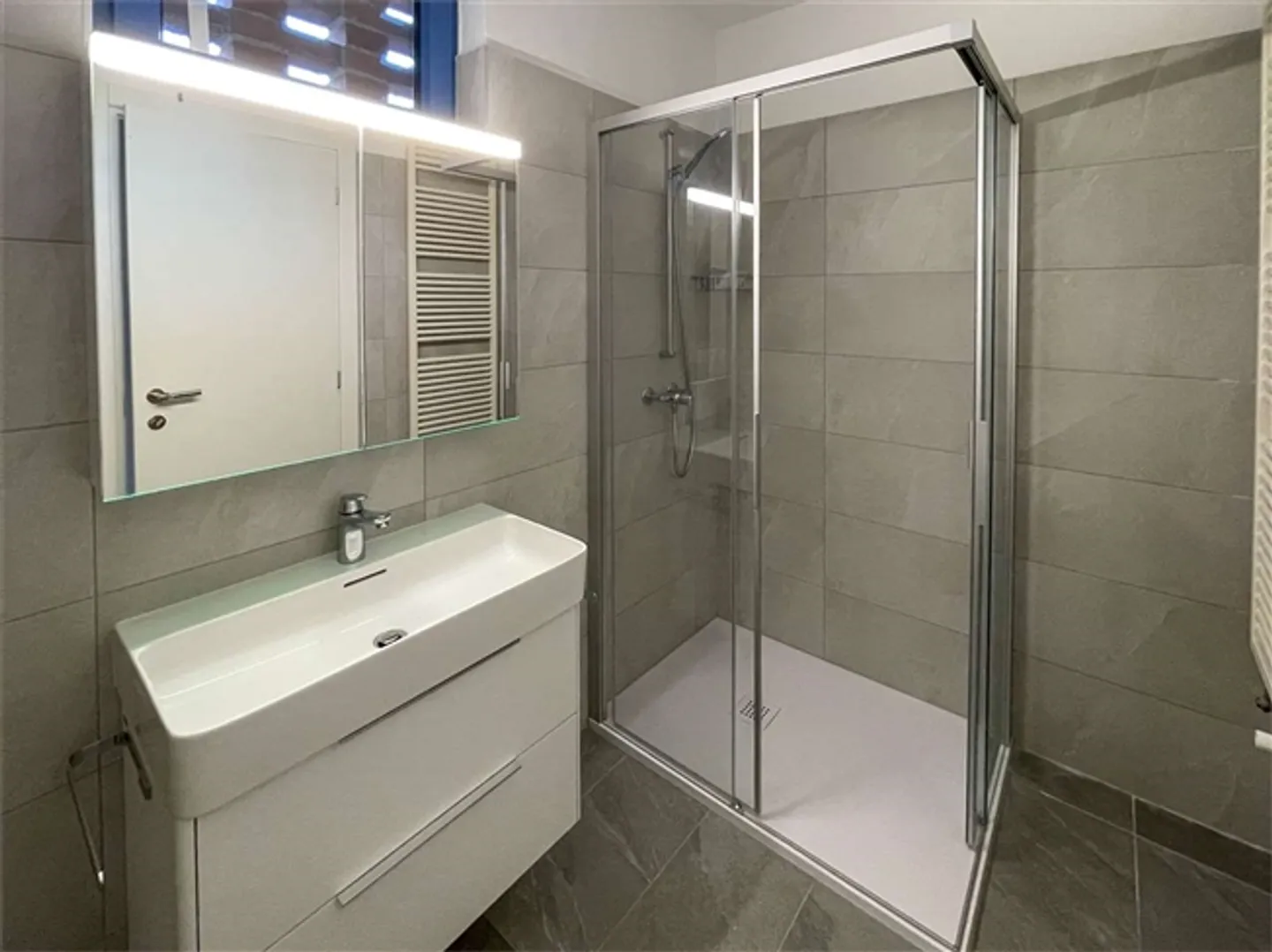 Elegante 4,5-Zimmer-Wohnung renoviert mit Terrasse in Breganzona - Foto 11 von 12