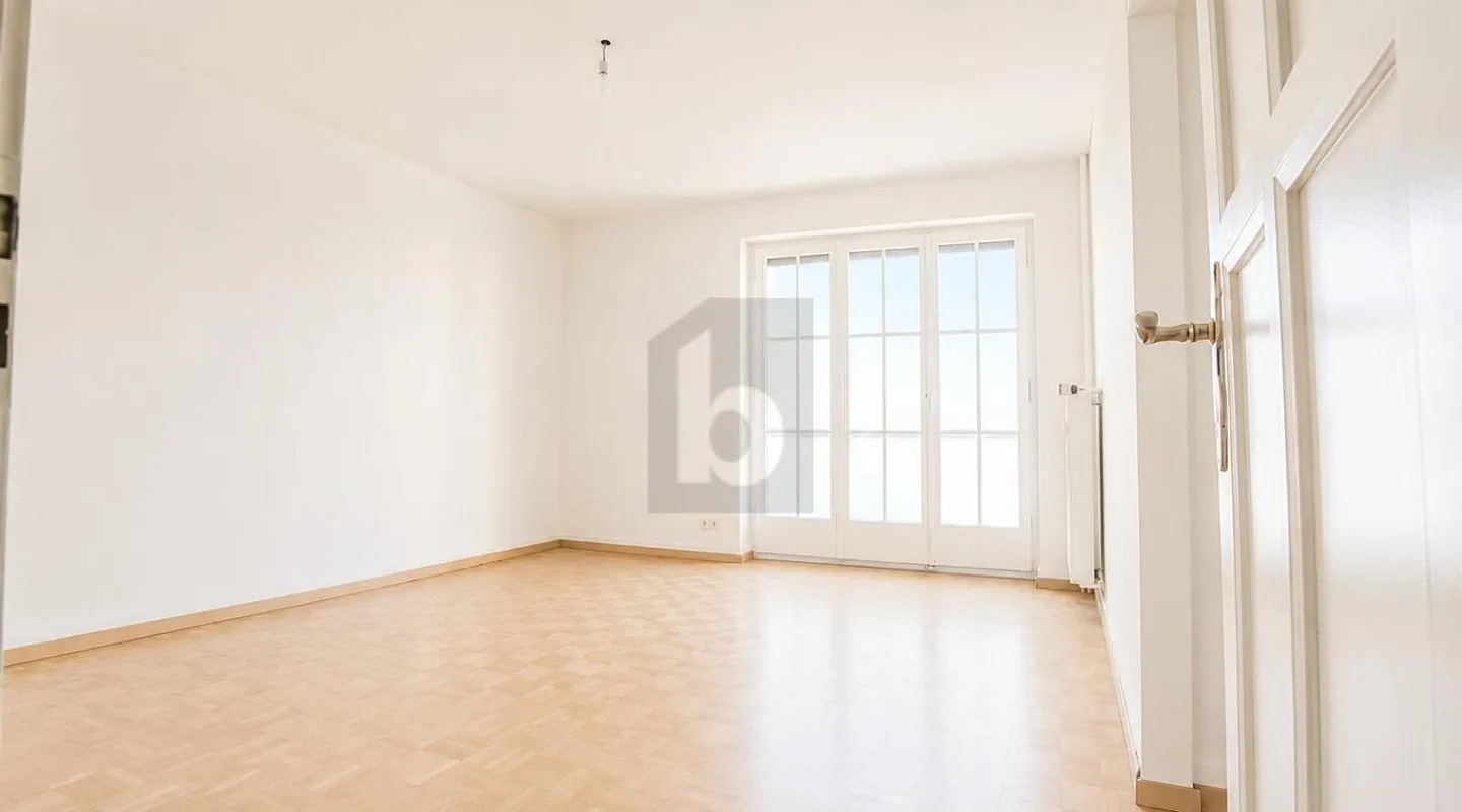 CENTRAL LOCATION, BRIGHT ROOMS AND BALCONY - Photo 1 of 5