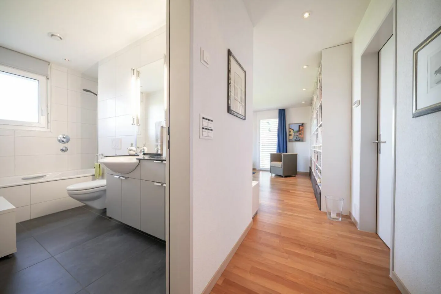 Close to the city and quiet - charming 3 1/2 room apartment - Photo 7 of 8